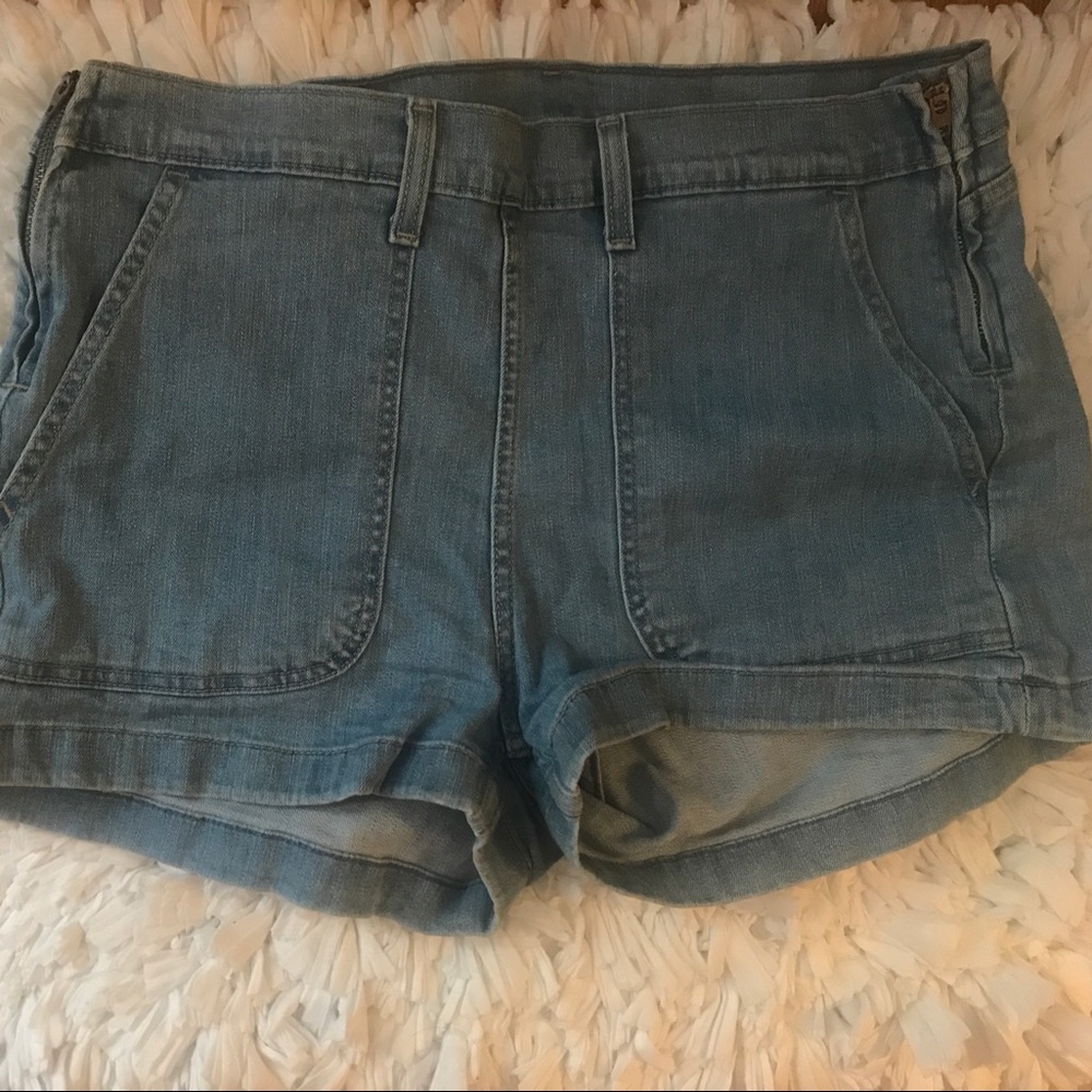 ONCE WORN Levi’s denim shorts with zip up sides